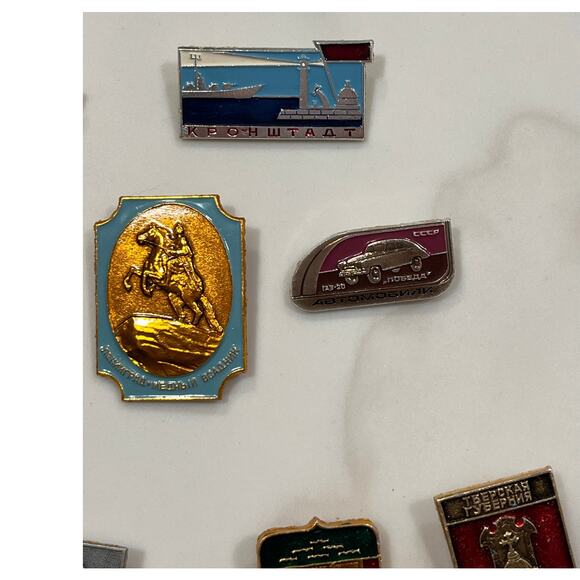 Lot of 19 Vintage USSR Russian Enamel Pins – Leningrad, Moscow, Hermitage - Picture 6 of 16